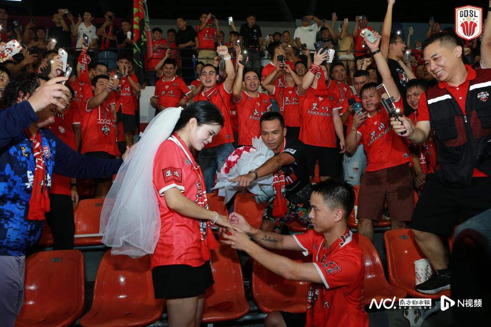 和参与运动, 作为一名资, 都热爱足球